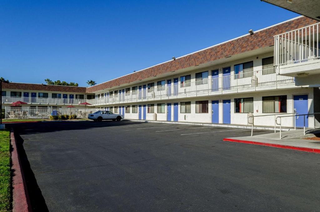 Motel 6-Turlock CA - image 2