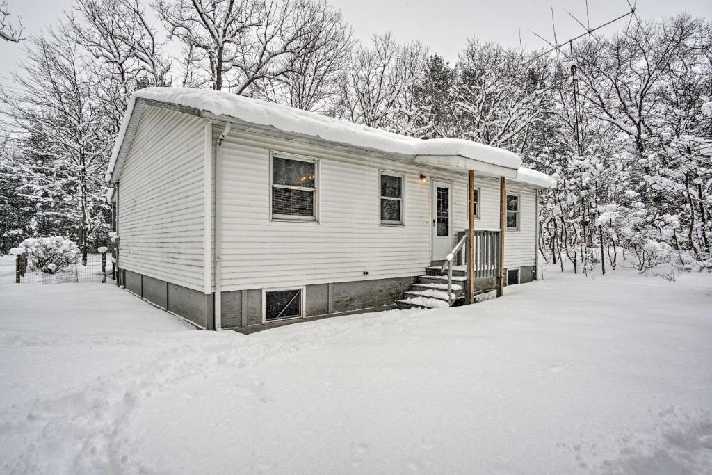 Cozy Twin Lake House about 15 Mins from Lake Michigan! - image 2