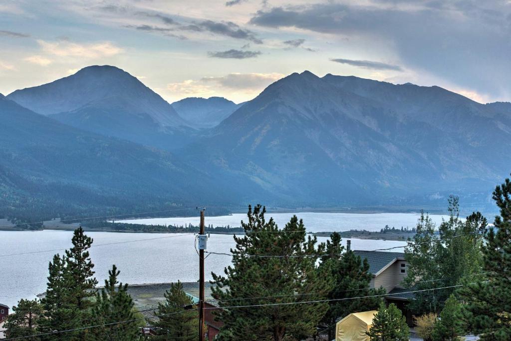 Gorgeous Twin Lakes Home with Deck Overlooking Mtns! - image 2