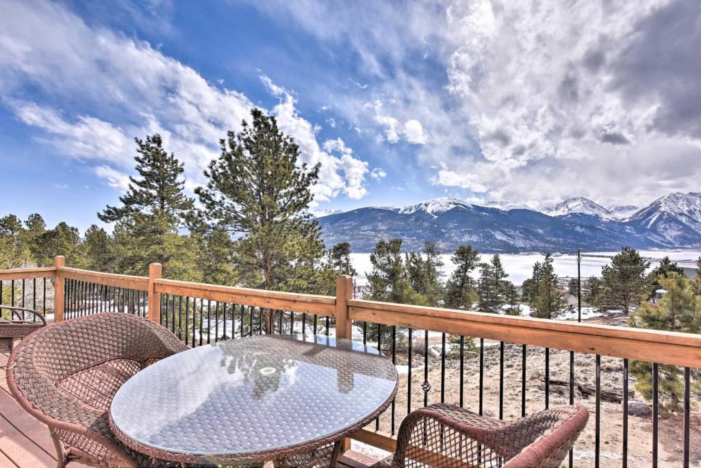 Gorgeous Twin Lakes Home with Deck Overlooking Mtns! - image 4