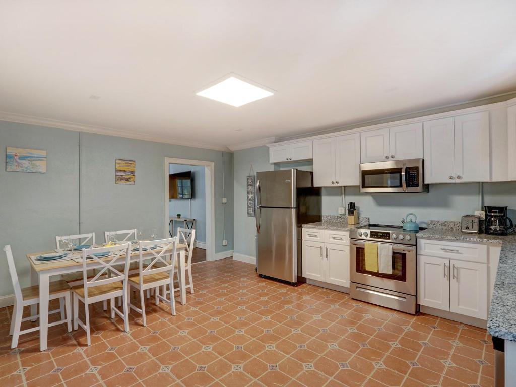 Heated Pool Access Large Tybee Home Walking Distance to Beach & Memorial Park! - image 5