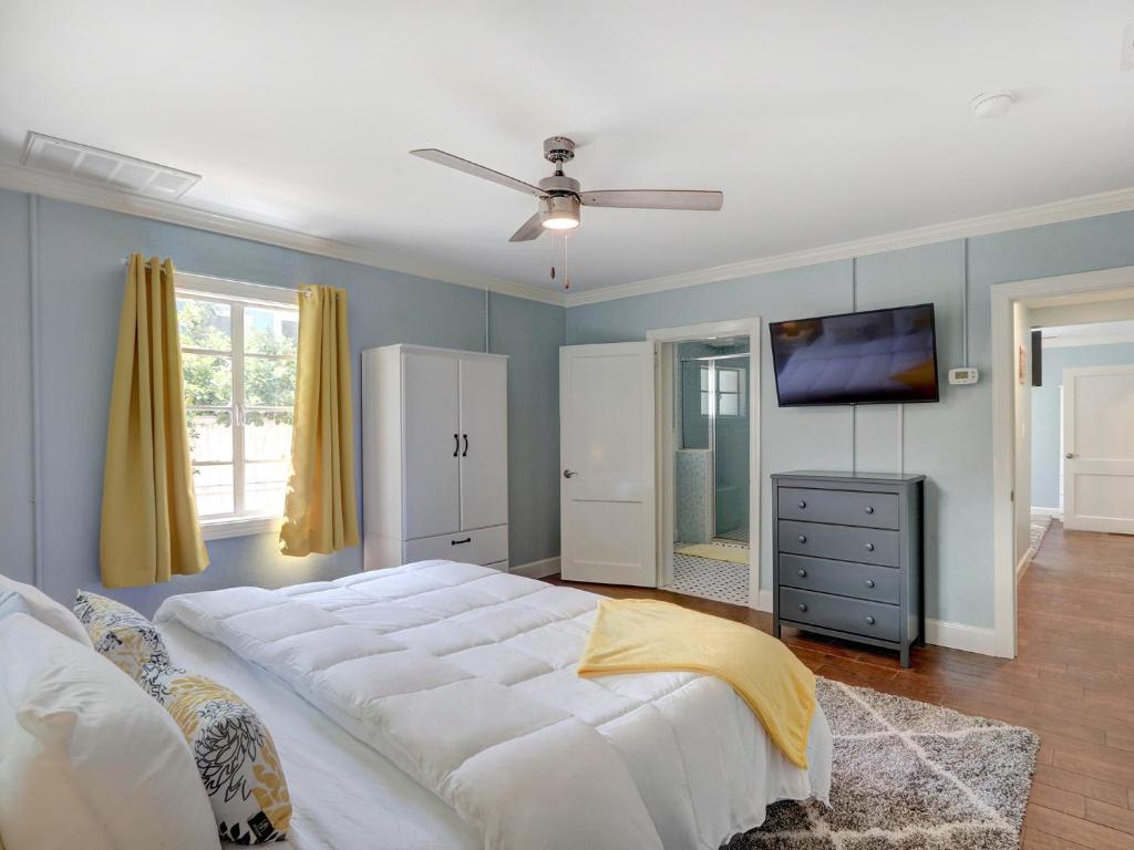 Heated Pool Access Large Tybee Home Walking Distance to Beach & Memorial Park! - image 7