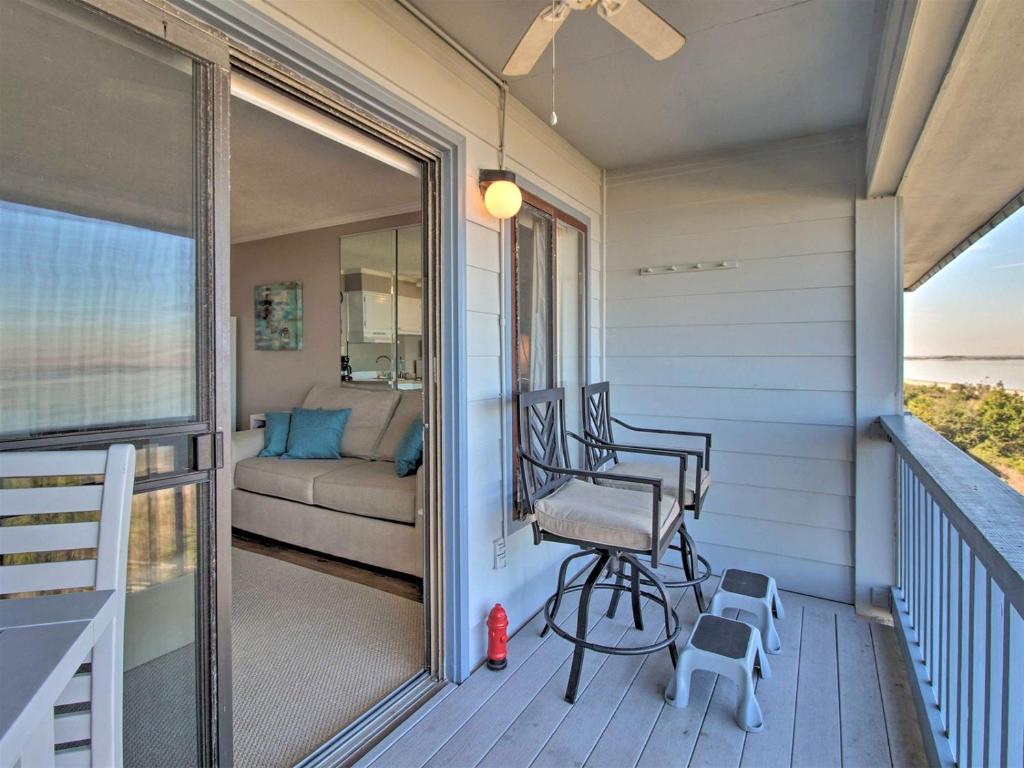 Updated Tybee Condo Community Pool Gone Coastal Beautiful Water Views Short Walk to Beach - image 2