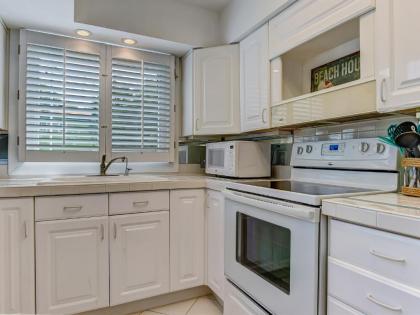 Heated Pool Access Great Outdoor Space Walk to Beach Restaurants Shopping & More! - image 2