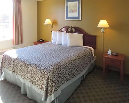 Rose City Inn & Suites - image 2