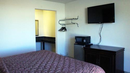 Royal Inn & Suites - image 3