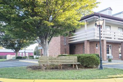 Red Roof Inn Uhrichsville Ohio