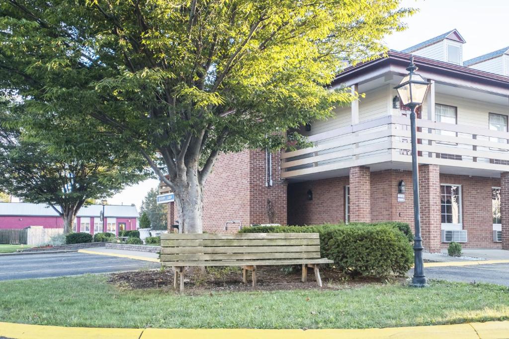 Red Roof Inn Uhrichsville - main image