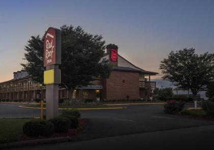 Red Roof Inn Uhrichsville - image 5