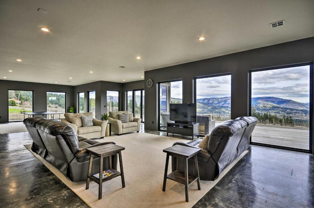 Luxury Home with Views - 5 Min to Columbia River - main image