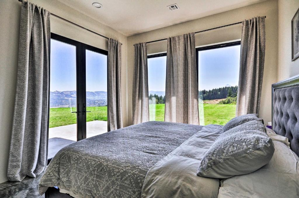 Luxury Home with Views - 5 Min to Columbia River - image 3