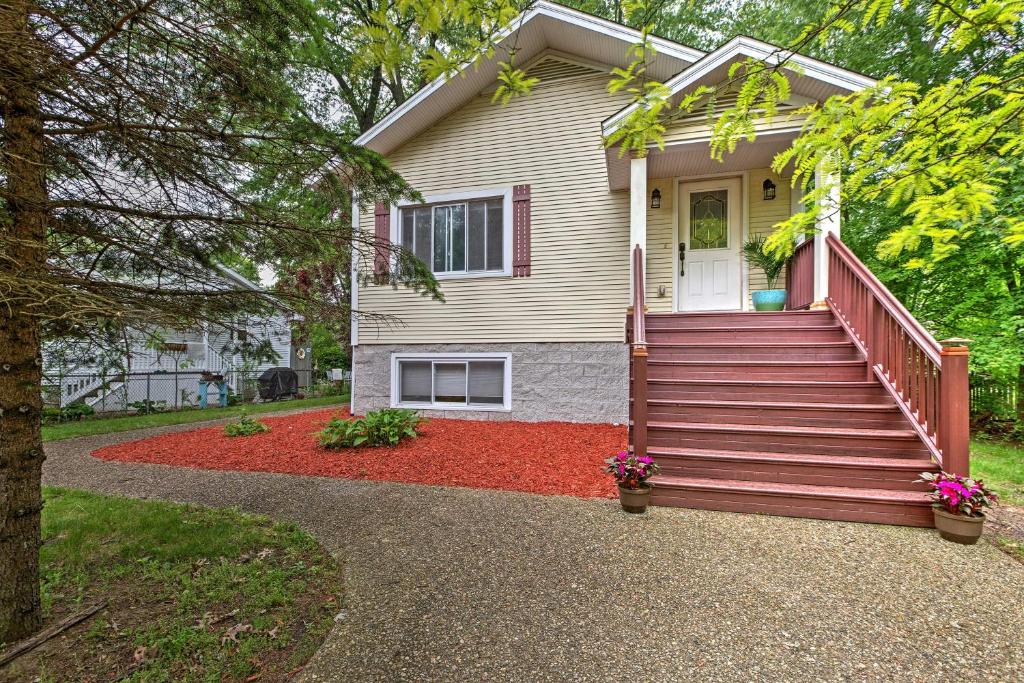 Cozy Union Pier House with Hot Tub Deck and Backyard - main image