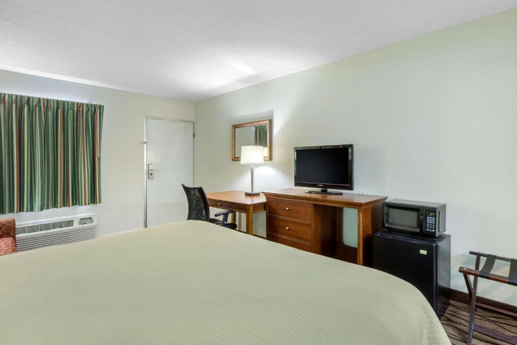 Rodeway Inn - image 7