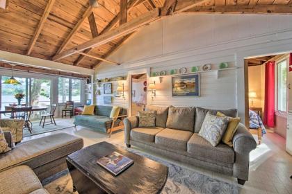 Quiet and Lovely Lakefront Cottage for Families - image 4