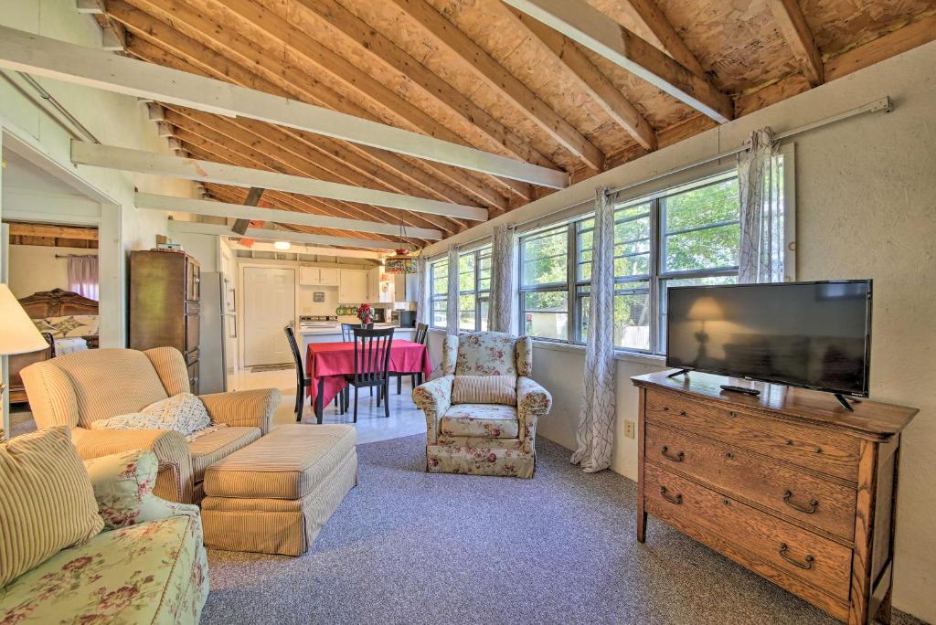 Rustic Retreat Across from Lake Family Friendly! - image 2