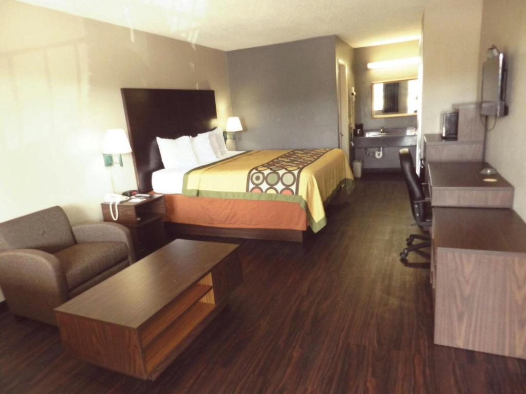 Super 8 by Wyndham Universal City - image 3