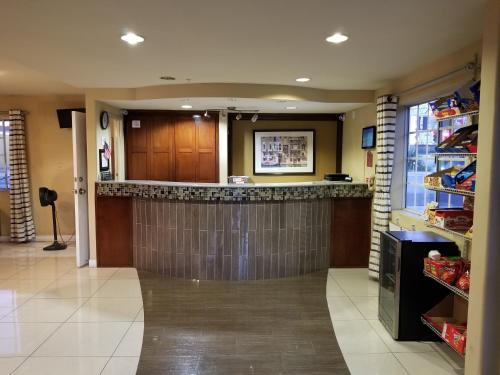 Sunburst Spa & Suites Motel - image 3