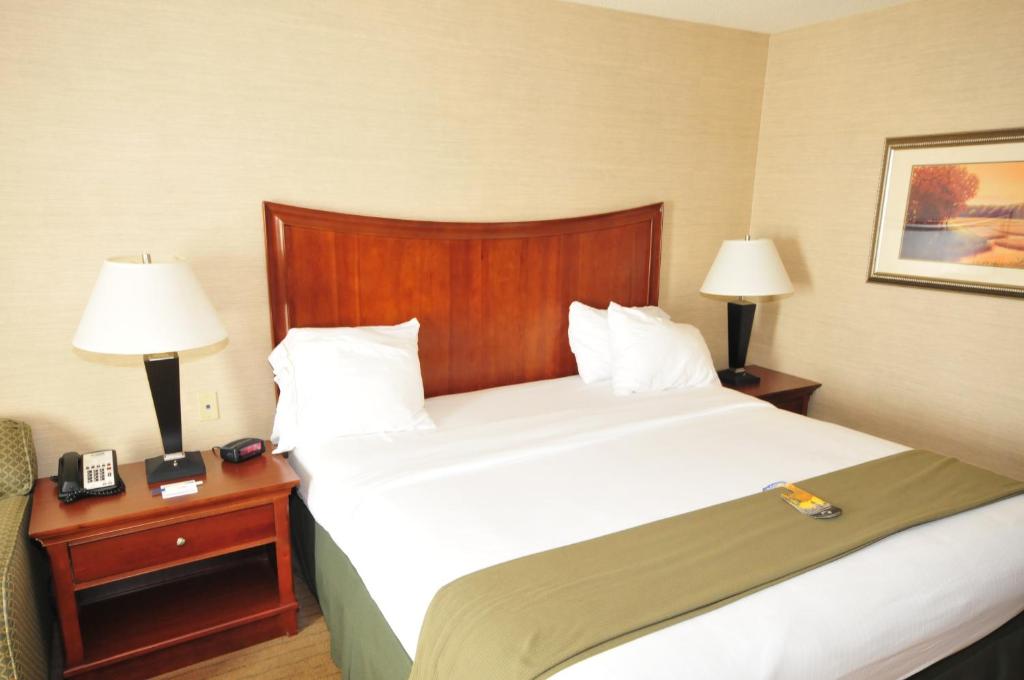 Holiday Inn Express Hotel & Suites Urbana-Champaign-U of I Area an IHG Hotel - image 4