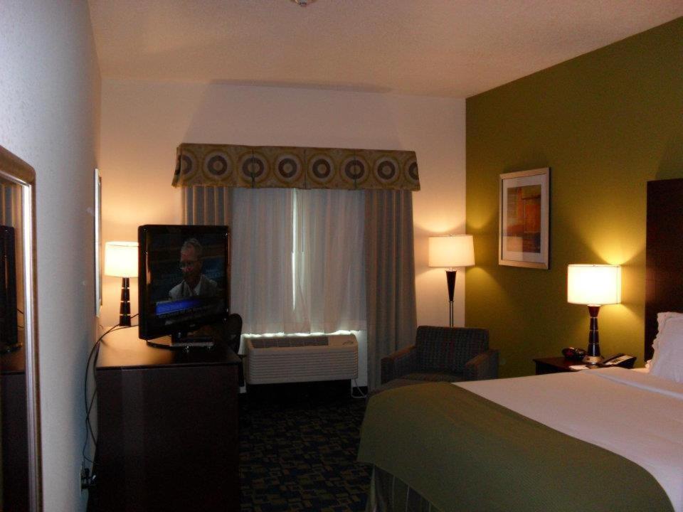 Holiday Inn Express and Suites Urbandale Des Moines an IHG Hotel - image 3