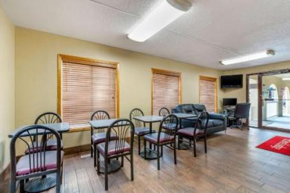 Econo Lodge Urbandale - image 9