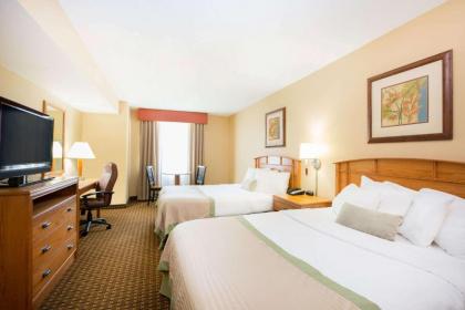 Ramada Tropics Resort & Conf Center by Wyndham Des Moines - image 2