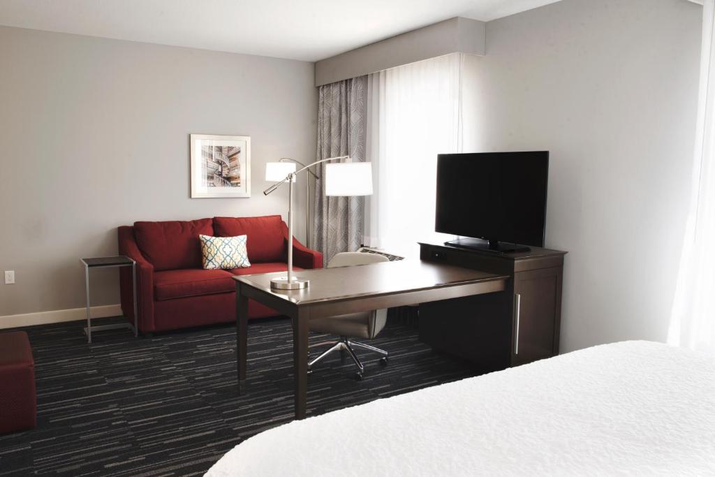 Hampton Inn & Suites Des Moines/Urbandale Ia - image 3