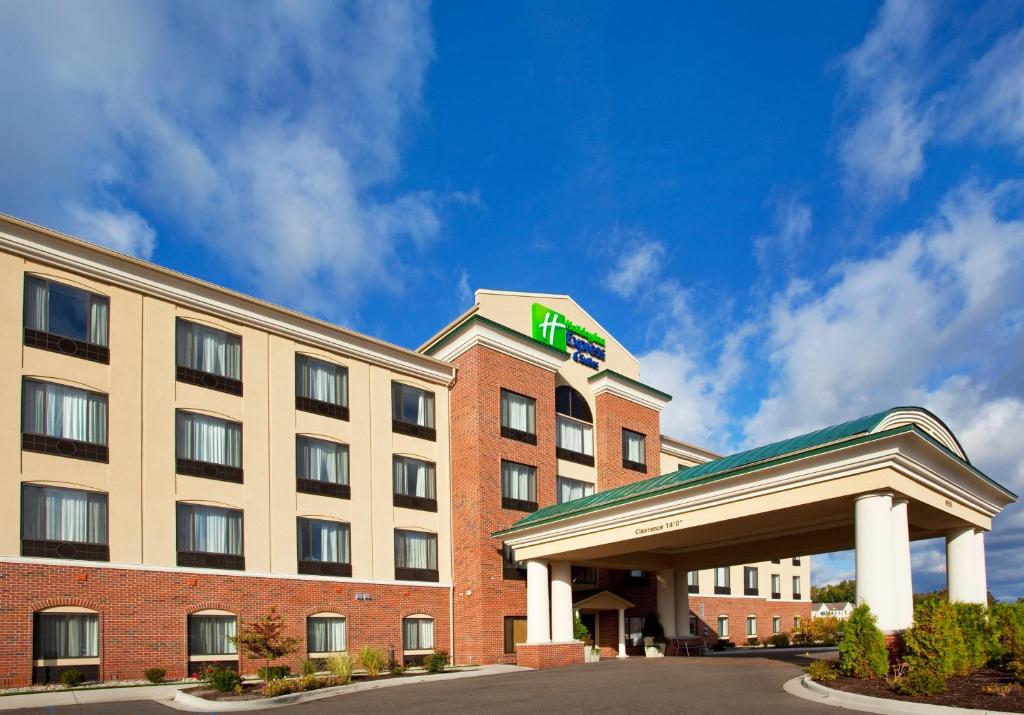 Holiday Inn Express Hotel & Suites Detroit-Utica an IHG Hotel - main image