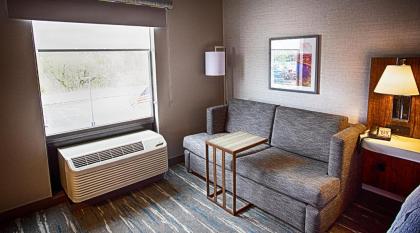 Hampton Inn Utica - image 11