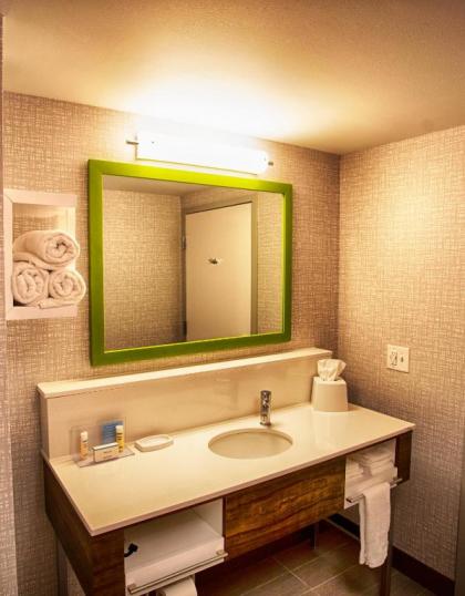 Hampton Inn Utica - image 6