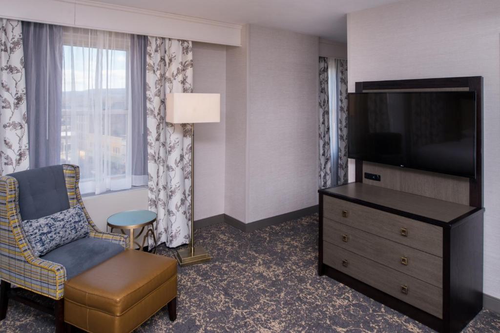 DoubleTree by Hilton Hotel Utica - image 6