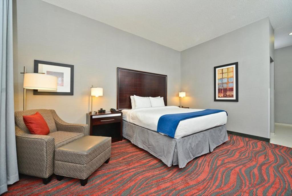 Holiday Inn Express & Suites Utica an IHG Hotel - image 2