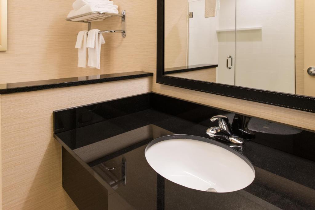 Fairfield Inn & Suites by Marriott Utica - image 4