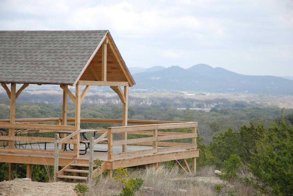 Family Home with Mtn Viewing Deck Near Utopia Park! - main image