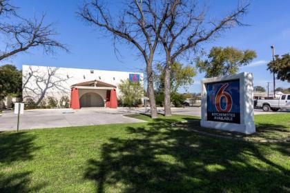 Motel 6-Uvalde TX - image 12