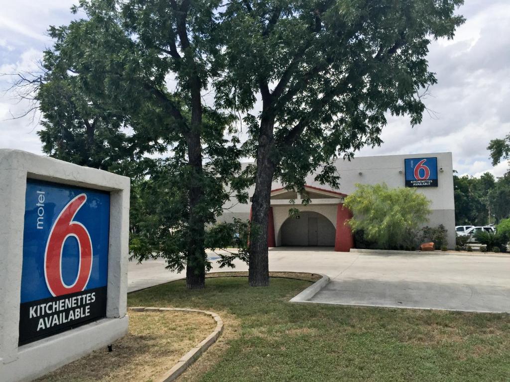 Motel 6-Uvalde TX - image 6