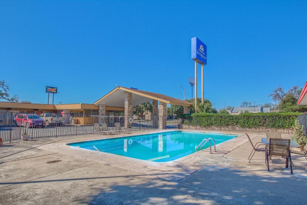 Americas Best Value Inn Uvalde - main image