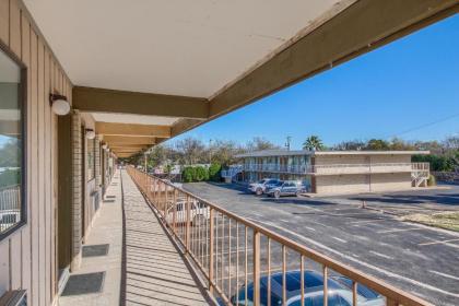 Americas Best Value Inn Uvalde - image 12