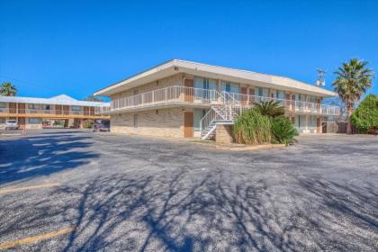 Americas Best Value Inn Uvalde - image 14