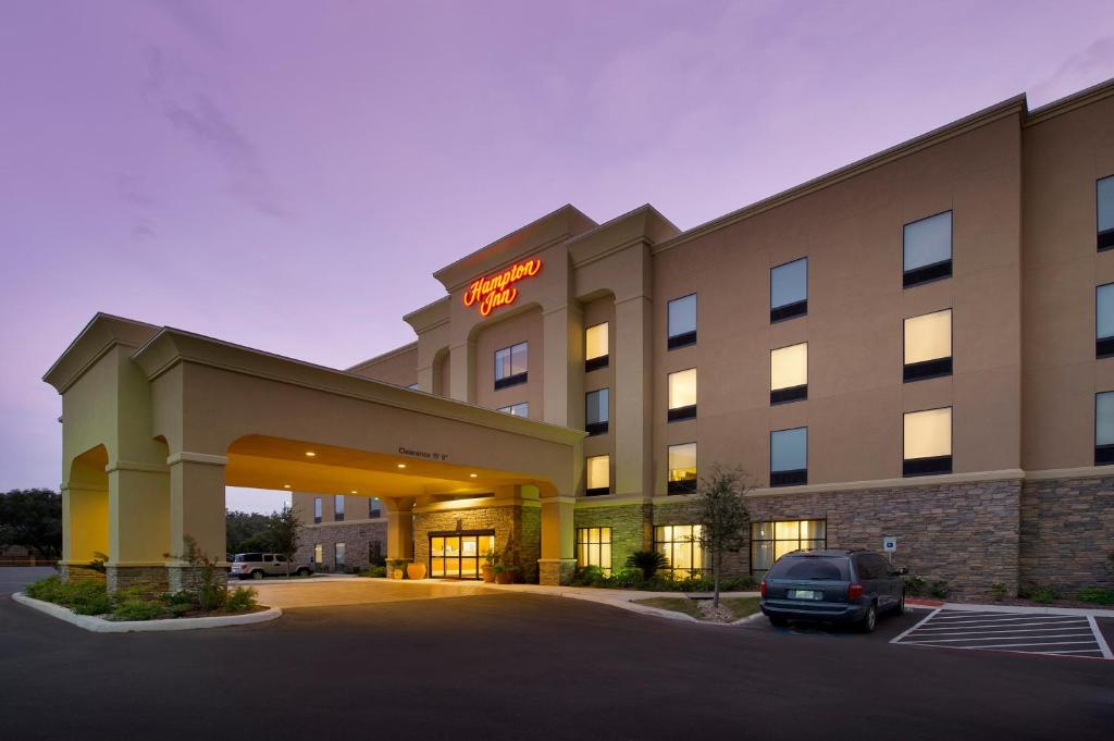 Hampton Inn Uvalde - image 6