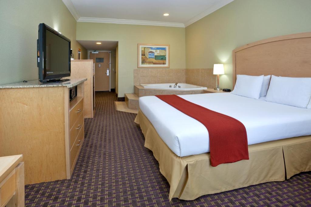 Holiday Inn Express Hotel & Suites Vacaville an IHG Hotel - image 5