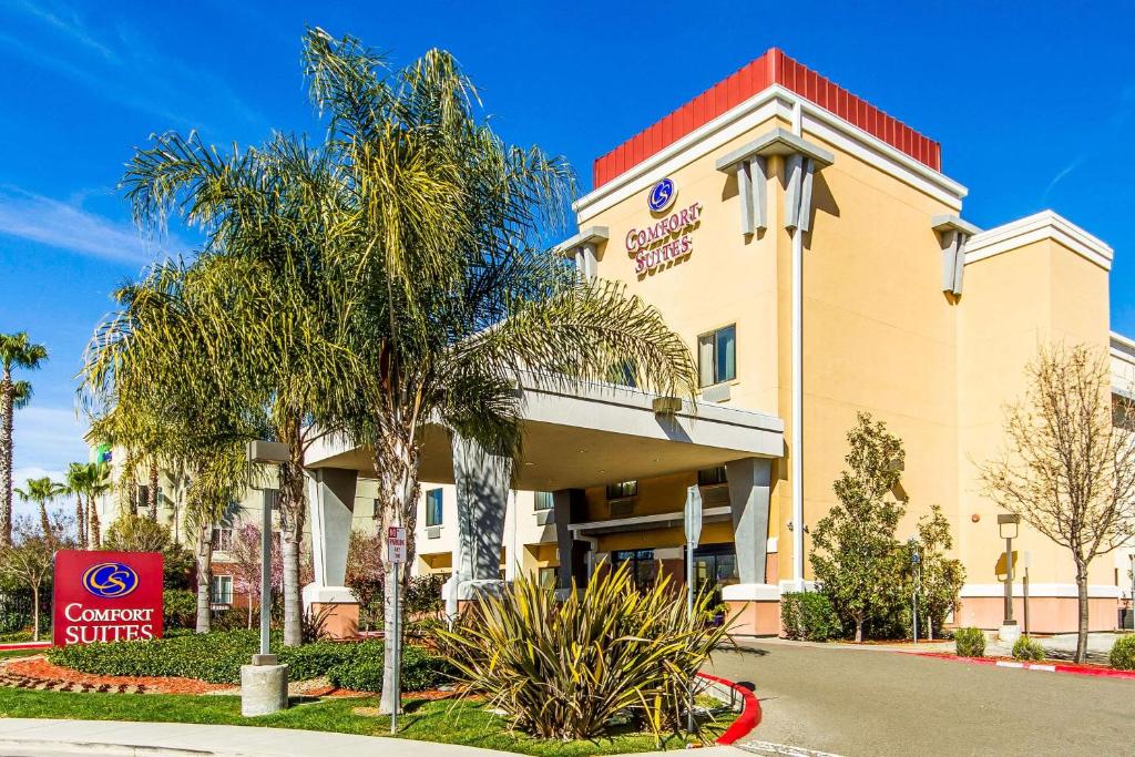 Comfort Suites Vacaville - main image