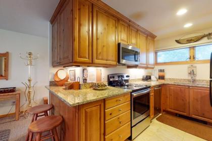 Spacious 2 Bedroom Condo with Spectacular Views & Underground Parking. - image 3