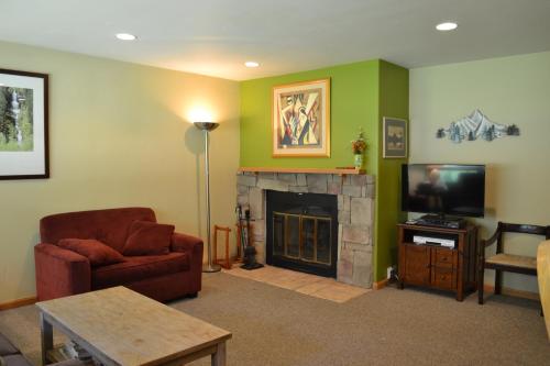 Convenient 2 Bedroom Condo #11A in East Vail. Market and Hot Tub on Site - main image