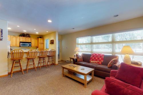 Convenient 2 Bedroom Condo #11A in East Vail. Market and Hot Tub on Site - image 2