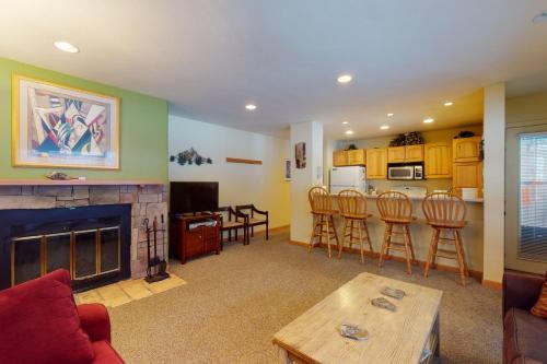 Convenient 2 Bedroom Condo #11A in East Vail. Market and Hot Tub on Site - image 5