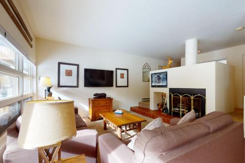 Cozy 1 Bedroom East Vail Condo #2C. Shuttle Hot Tub and Market on Site. - image 3