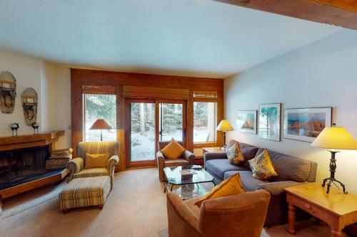 Creekside Spacious 3 Bedroom Townhome #18 in West Vail. - image 3