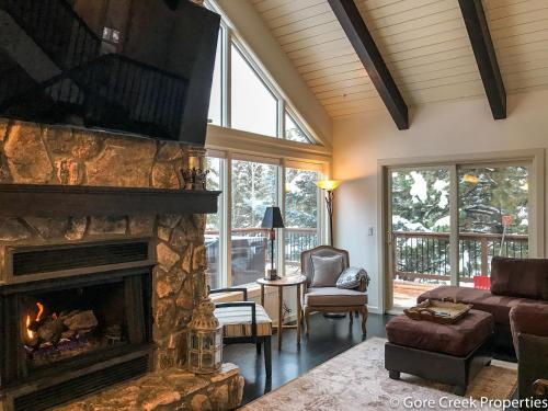 Spectacular Remodeled 5 Bedroom Matterhorn home w/ Hot Tub and Ski Lockers! - main image