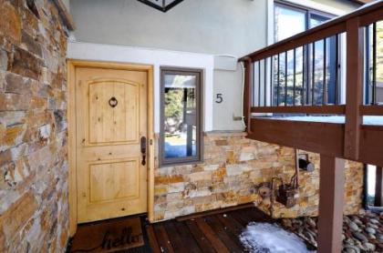 Spectacular Remodeled 5 Bedroom Matterhorn home w/ Hot Tub and Ski Lockers! - image 2