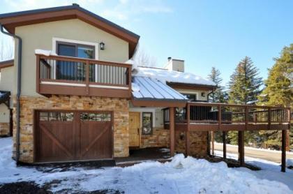 Spectacular Remodeled 5 Bedroom Matterhorn home w/ Hot Tub and Ski Lockers! - image 3